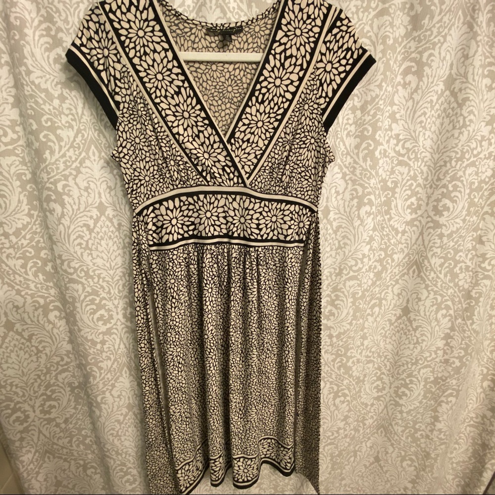 Women’s short sleeve black and off white tie dress
